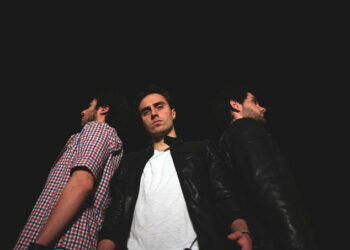 Con la chitarra corre sulla via di un sogno