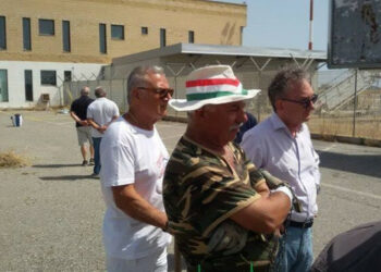 Nando Amoruso e il Comitato cittadino ripuliscono l’Aeroporto di Crotone