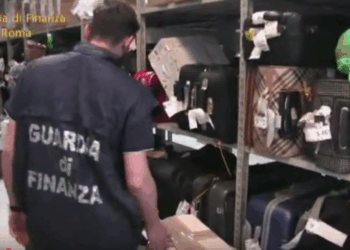 Scoperti all’Aeroporto Fumicino due dipendenti che trafugavano tablet, smartphone, dai bagagli smarriti
