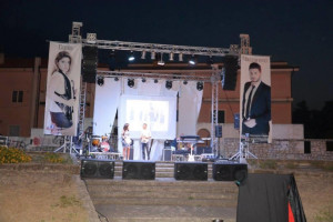 Tornano le feste, il divertimento, nella spaziosa Piazza Condoleo di Scandale (4)