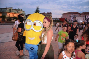 Tornano le feste, il divertimento, nella spaziosa Piazza Condoleo di Scandale (7)