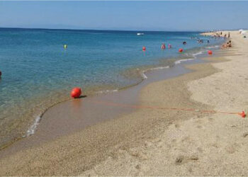 Trovato un anziano morto in mare a Steccato di Cutro