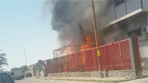 A fuoco un supermercato di Cirò Marina, nessun ferito