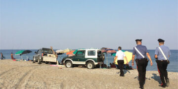 Baracche e Fuoristrada in spiaggia a Cirò Marina, multe e sgombero dei Carabinieri, Vigili e Capitaneria