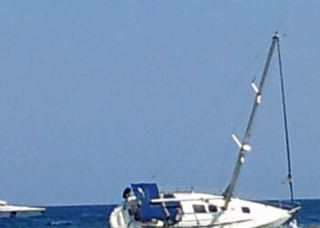 Barca a Vela incagliata alla foce del fiume Neto, soccorsa dalla Guardia Costiera