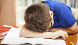 Chiedeva ai studenti di masturbarsi durante la lezione, insegnante agli arresti domiciliari