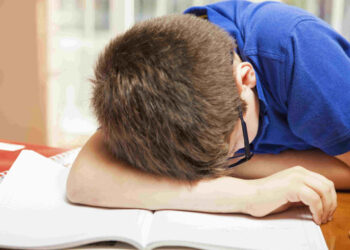 Chiedeva agli studenti di masturbarsi durante la lezione, insegnante agli arresti domiciliari