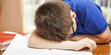 Chiedeva agli studenti di masturbarsi durante la lezione, insegnante agli arresti domiciliari