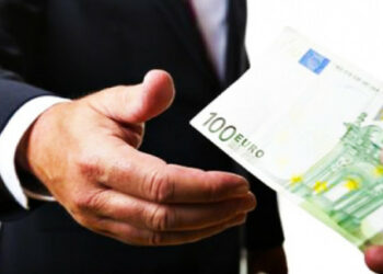 Finto Avvocato prometteva assistenza e agevolazioni, truffate venti persone