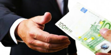 Finto Avvocato prometteva assistenza e agevolazioni, truffate venti persone