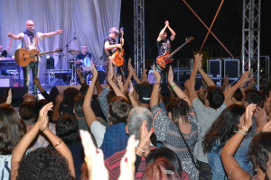 Folla oceanica per la Rino Gaetano band al Festival «Il Federiciano» di Rocca Imperiale (1)