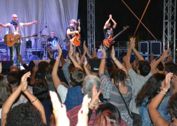 Folla oceanica per la Rino Gaetano band al Festival «Il Federiciano» di Rocca Imperiale