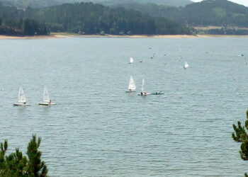 Il grande ritorno della vela sul lago Arvo, grazie alla Lega Navale di Crotone