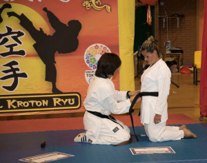 Il Maestro mentre allaccia la cintura nera a Giulia Scalise