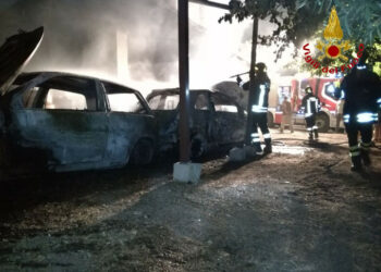 Incendio a Mesoraca, in fiamme due autovetture e un furgone