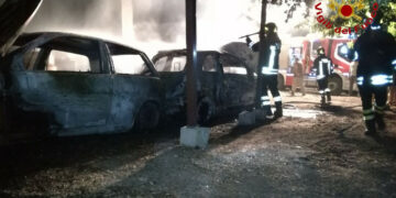 Incendio a Mesoraca, in fiamme due autovetture e un furgone