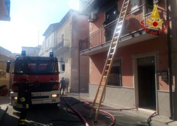 Incendio in un appartamento su tre livelli a Cutro