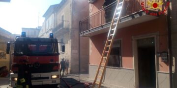 Incendio in un appartamento su tre livelli a Cutro