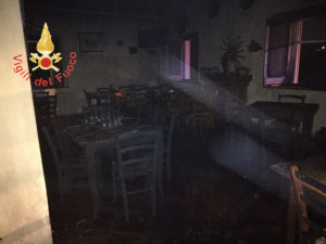 Incendio nella notte in un locale, domate le fiamme dai Vigili del Fuoco (4)