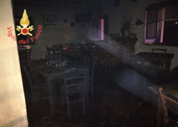 Incendio nella notte in un locale, domate le fiamme dai Vigili del Fuoco