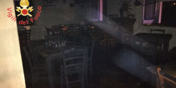 Incendio nella notte in un locale, domate le fiamme dai Vigili del Fuoco