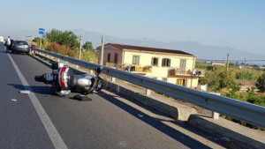 Incidente sulla SS106 centauro sbanda e finisce in scarpata, muore vicino a Rossano