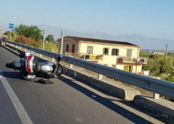 Incidente sulla SS106: centauro sbanda e finisce in scarpata, muore vicino a Rossano