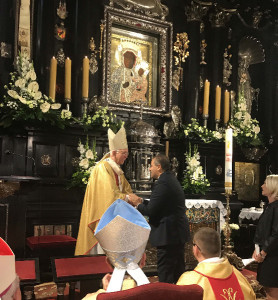 La Madonna di Czestochowa incoronata con i nuovi diademi realizzati dall’orafo Michele Affidato (1)