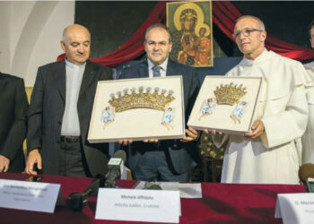 La Madonna di Czestochowa incoronata con i nuovi diademi realizzati dall’orafo Michele Affidato