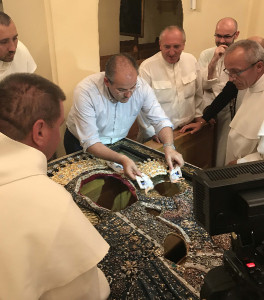 La Madonna di Czestochowa incoronata con i nuovi diademi realizzati dall’orafo Michele Affidato (3)