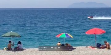 Moto d’acqua fra i bagnanti e guida senza patente, multati dai Carabinieri e Capitaneria di Cirò Marina e Crotone