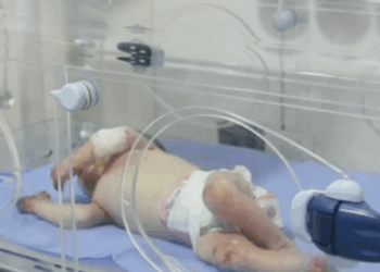 Neonata abbandonata nel deserto, trovata viva, la storia commuove il web