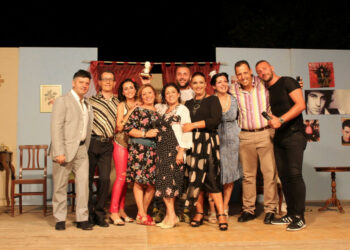 Pubblico in delirio per la Compagnia Teatrale Apollo Aleo ai Mercati Saraceni di Cirò Marina