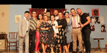 Pubblico in delirio per la Compagnia Teatrale Apollo Aleo ai Mercati Saraceni di Cirò Marina