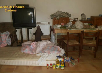 Richiesta d’aiuto da uno straniero, Bliz Finanza in un’azienda agricola, denunciato cutrese per Caporalato