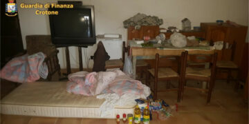 Richiesta d’aiuto da uno straniero, Bliz Finanza in un’azienda agricola, denunciato cutrese per Caporalato