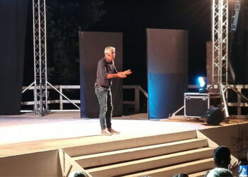 Un successo lo show travolgente di Biagio Izzo nella bellissima location dei Mercati Saraceni di Cirò Marina