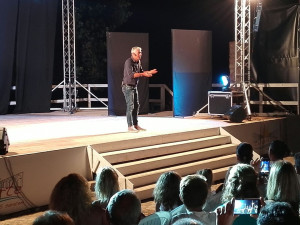 Un successo lo show travolgente di Biagio Izzo nella bellissima location dei Mercati Saraceni di Cirò Marina1