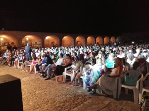 Un successo lo show travolgente di Biagio Izzo nella bellissima location dei Mercati Saraceni di Cirò Marina2
