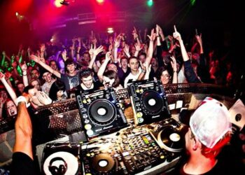 Crotone, Ordinanza per ampliare nelle sere di agosto l’orario di intrattenimento musicale