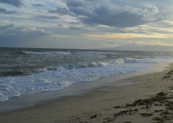 Turista travolto da un’onda finisce al largo e muore annegato
