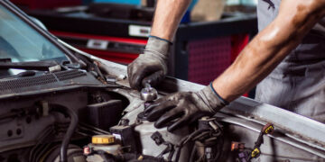 Scoperta Officina abusiva sotto casa, sequestro e multa fino a 15 mila euro