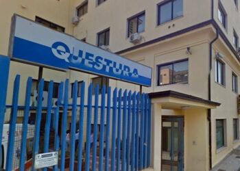 Ferisce e rapina uno straniero, arrestato dalla Polizia e saccheggia anche gli uffici della Questura