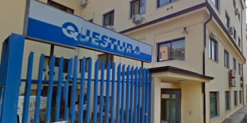 Ferisce e rapina uno straniero, arrestato dalla Polizia e saccheggia anche gli uffici della Questura