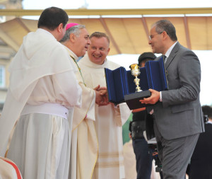 1 CONSEGNJA DEL CALICE AL NUNZIO APOSTOLICO SALVATORE PENNACCHIO