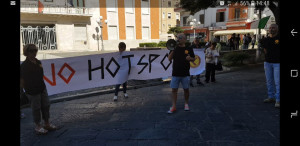 A Crotone il presidio organizzato da Azione Identitaria per dire No all’ubicazione degli HotSpot
