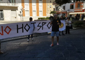 A Crotone il presidio organizzato da Azione Identitaria per dire No all’ubicazione degli HotSpot