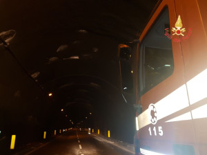 Cede intonaco nella galleria di Marcellinara direzione Catanzaro, colpisce alcune auto in transito (1)