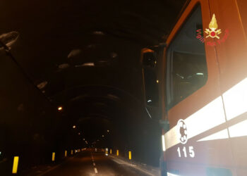 Cede intonaco nella galleria di Marcellinara direzione Catanzaro, colpisce alcune auto in transito