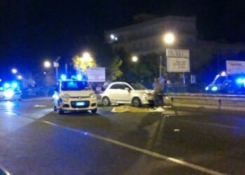 Esce per gettare i rifiuti, anziana travolta da auto mentre attraversa le strisce pedonali e muore